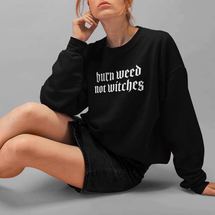 Wickedly Divine Shop - Vendita all'ingrosso Felpa stampata - Donna - Maglione Witchy Goth, Burn Weed Not Witches3