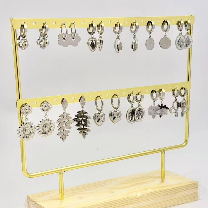 COSMOS – Engroshandel Hængeøreringe og creoløreringe – Sæt med 12 par øreringe i stål på display1