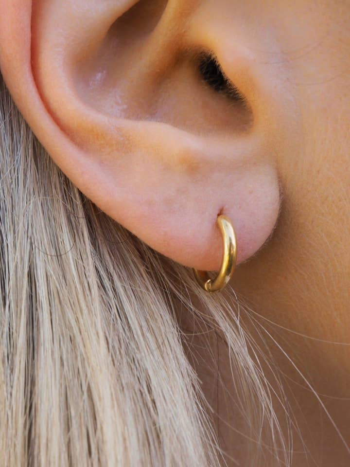 Mia Huggies | Doré pour la vente par JacqMaria Jewelry
