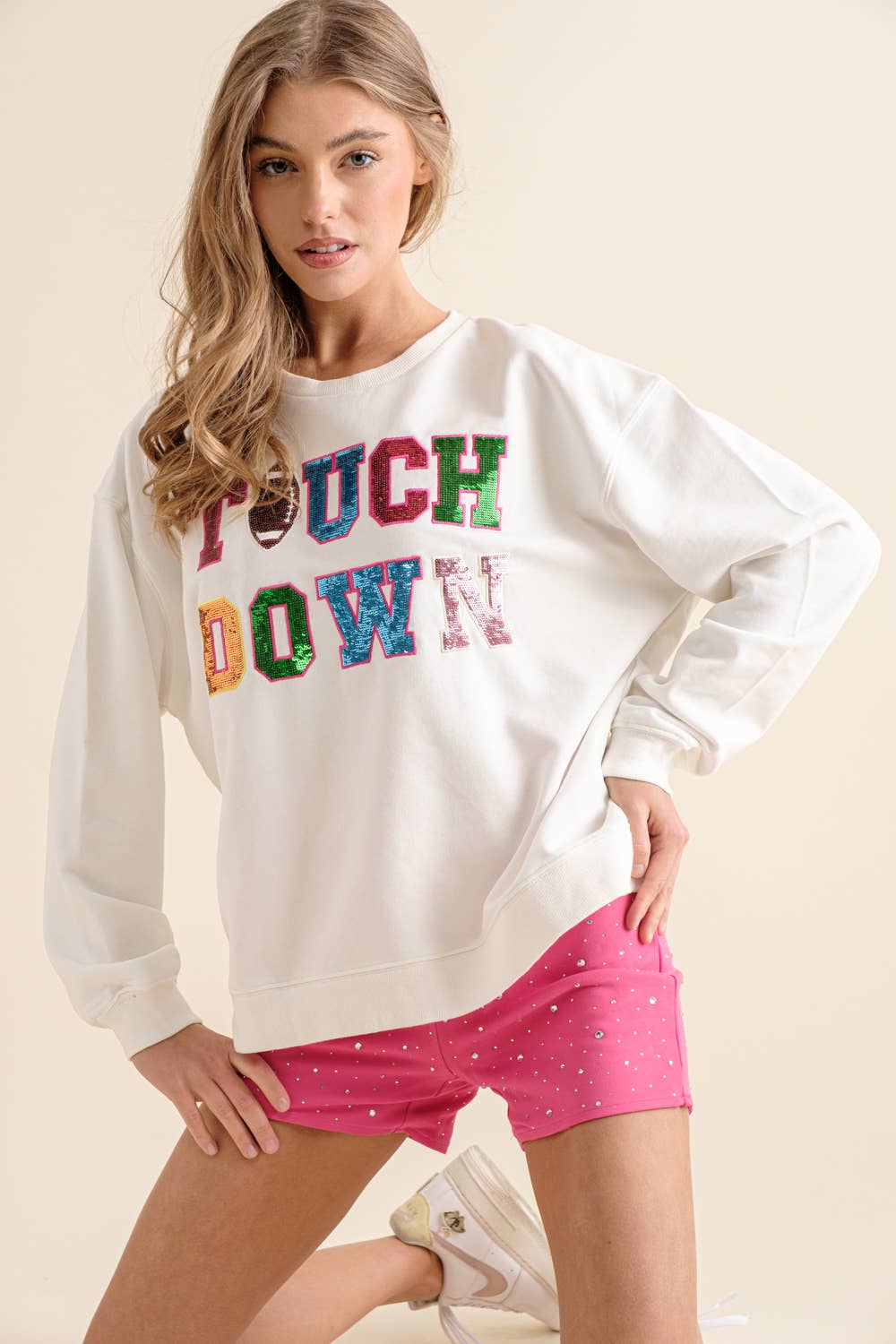 Blue B – Engroshandel Grafisk Sweatshirt - Dame – 32551T - Game Day Patchwork Pullover Sweatshirt1