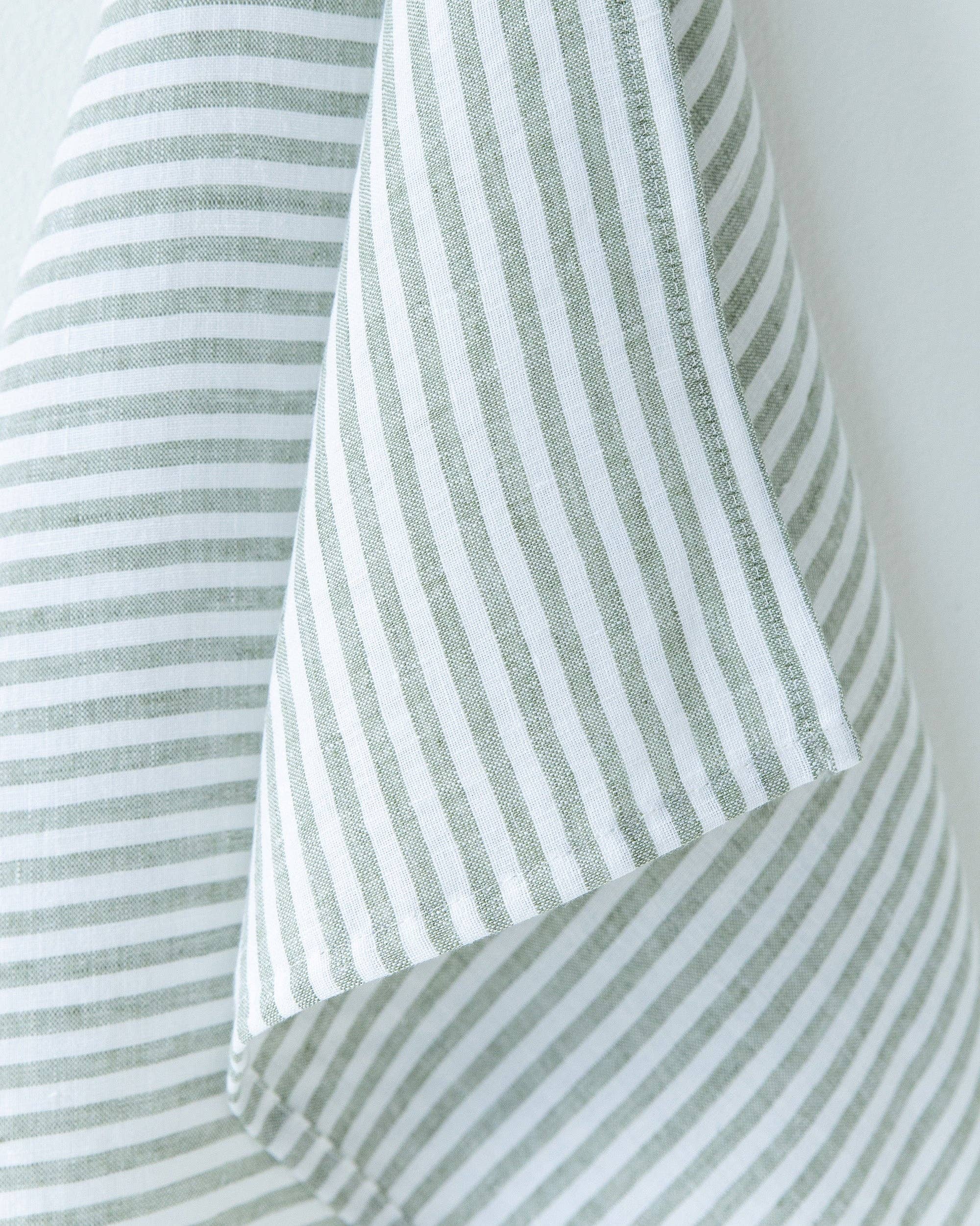 MagicLinen (We handle U.S. import procedures for you) – Großhandel Geschirrtücher – Leinen-Geschirrtuch in Streifen in Waldgrün1