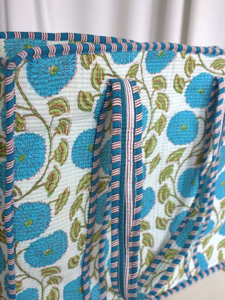 Borsa trapuntata stampata in blu floreale per la vendita all'ingrosso da parte di ANGELEYE