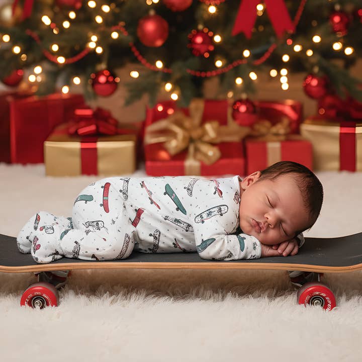 Kerstpyjama voor baby's Zippies Sleepers - Groen Skateboard voor wholesale door Rufflеѕ & Bоwtіеѕ - Affordable Boys & Girls Clothing