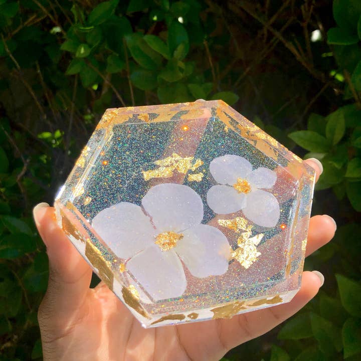 Plateau de dessous de verre Ivory Blossom pour la vente par Morpha Morabeza