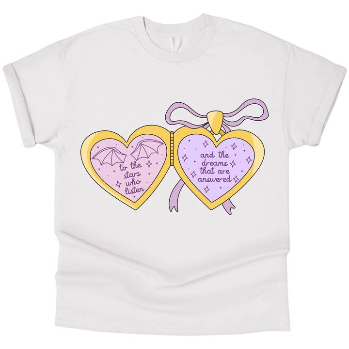 Camiseta con colgante "A las estrellas que escuchan" de ACOTAR para venta al por mayor de Nearly June Design Co