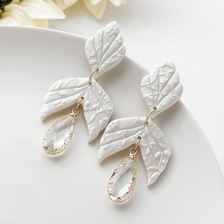 Boucles d'oreilles pendantes élégantes en perles blanches, boucles d'oreilles en argile, formelles pour la vente par My Sister’s Things