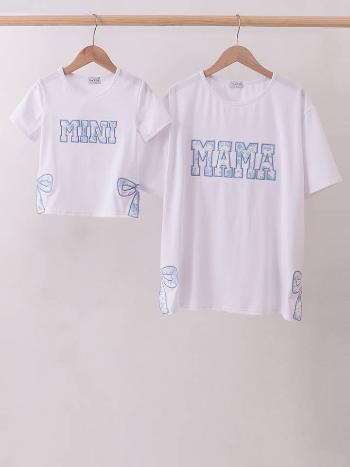 Weißes MAMA-Oberteil mit Schleifenapplikation für Mama & mich für den Großhandel von Aspen Rain Boutique