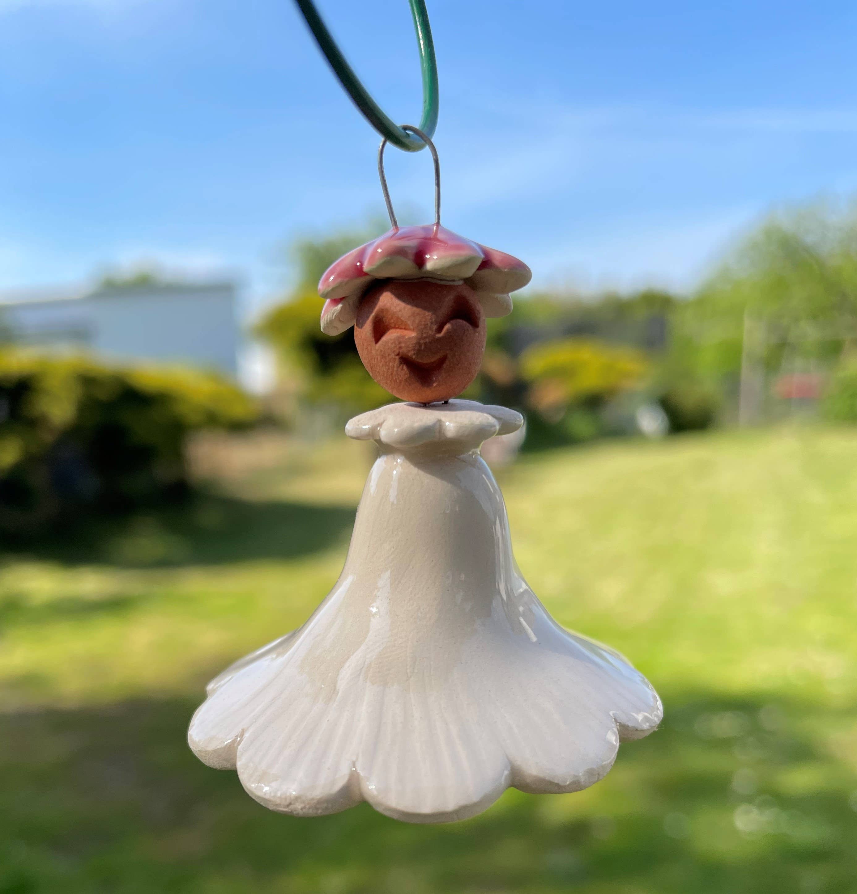 Pannonhem AB. – Großhandel Gartendeko/-schmuck – Hängende bunte Feen aus Keramik6