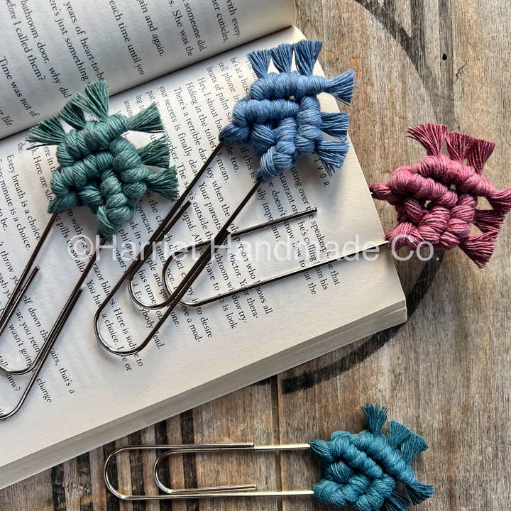 Marque-page en macramé à trombone surdimensionné, plus de 50 couleurs ! pour la vente par Harriet Handmade Co.