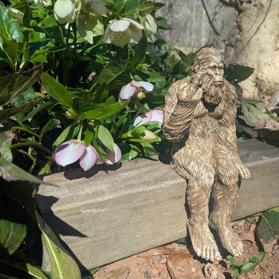 John Bernard & Company – wholesale Dekorativ statyett – Bigfoot 'Den Oartiga' Sasquatch-staty 10 tum H Hyllsittare6