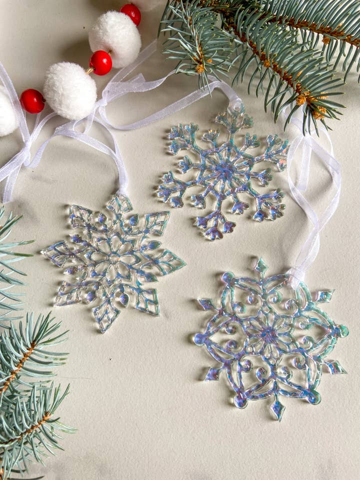 Snefnug ornamenter for engroshandel hos Mountains of Whimsy