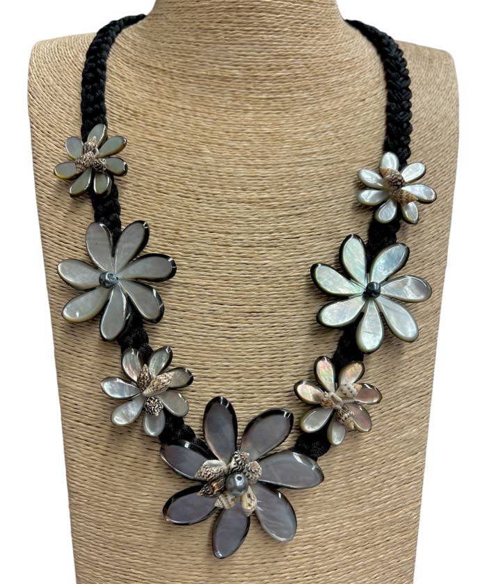 DK Hawaii - Vente Colliers à pendentif - Collier à pendentif en forme de fleur de tiaré sculptée en forme de nacre0