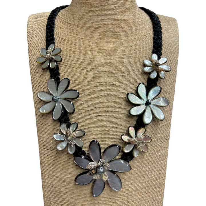 DK Hawaii - Vente Colliers à pendentif - Collier à pendentif en forme de fleur de tiaré sculptée en forme de nacre