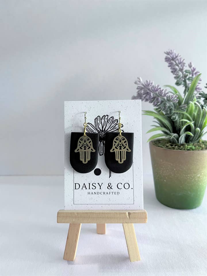 Colgante con panel negro Hamsa para venta al por mayor de Daisy & Company