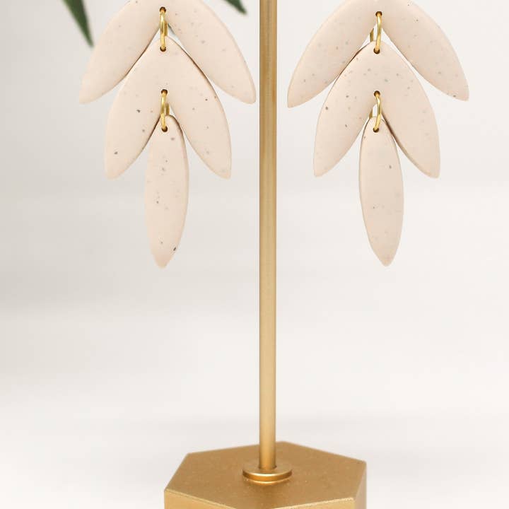 Fern and Arrow co. - Venta al por mayor Pendientes colgantes - Ruth- Pendiente colgante de arcilla polimérica, bohemio, de arena neutra1