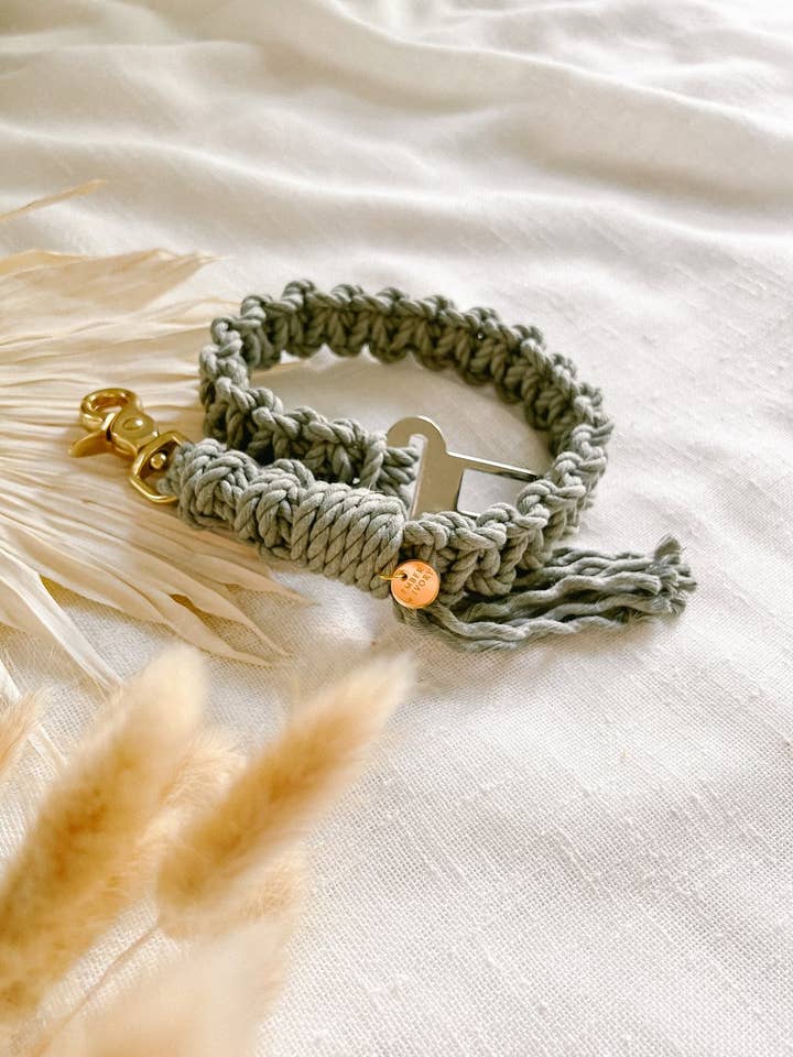 Cintura di Sicurezza per Cani in Macramè con Cordone Verde Salvia per la vendita all'ingrosso da parte di EMBER & IVORY