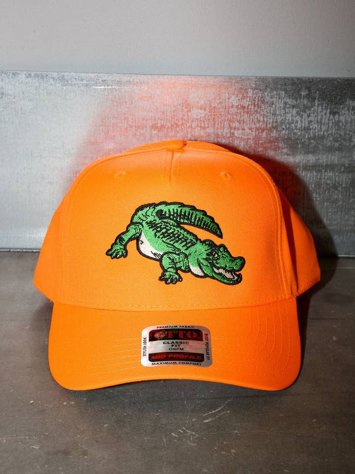 Casquette de camionneur brodée camouflage croco orange pour la vente par Burnt Toast