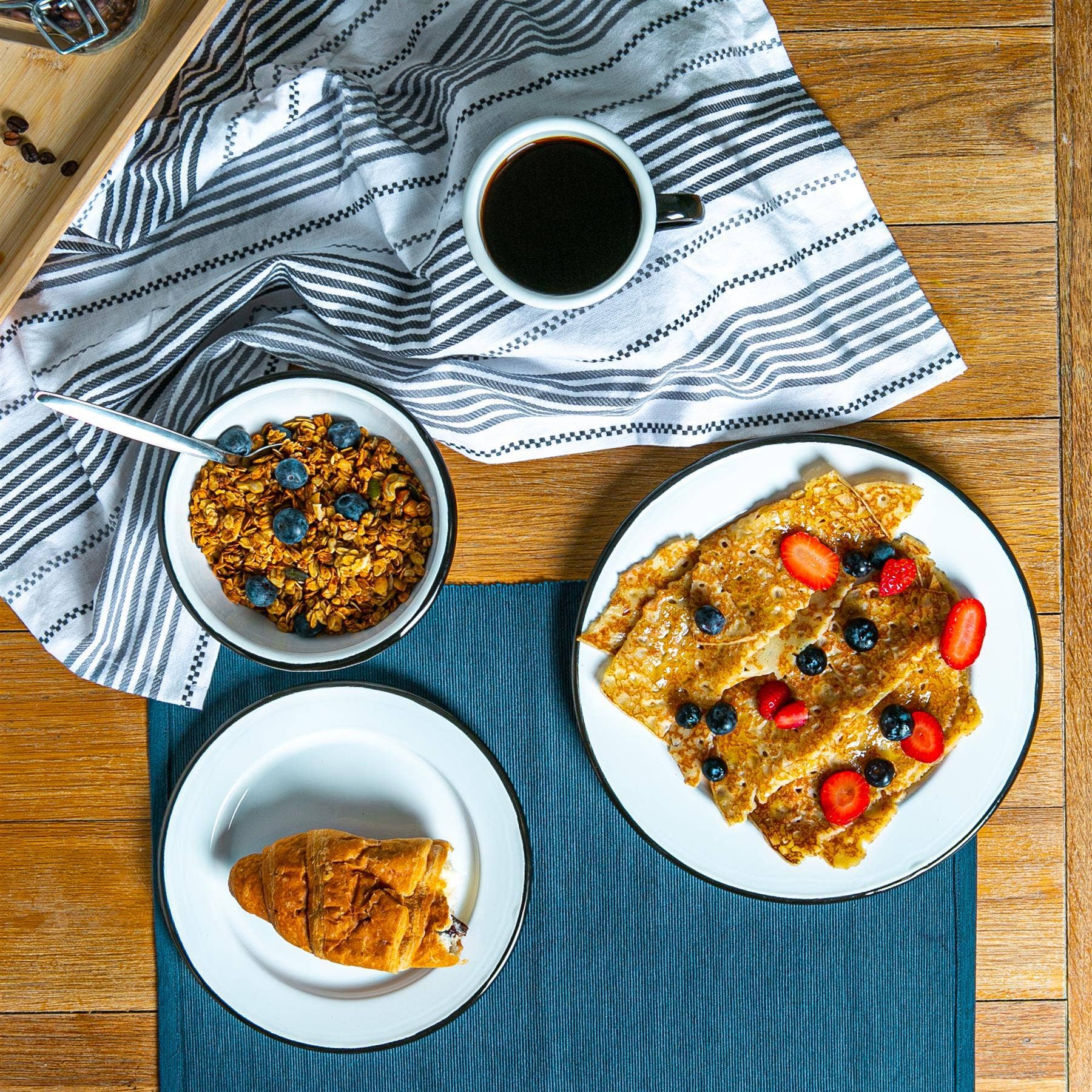 Rinkit Ltd – wholesale Tallrikar – Argon Tableware vit emaljerad middagstallrik, 25,5 cm, svart kant3