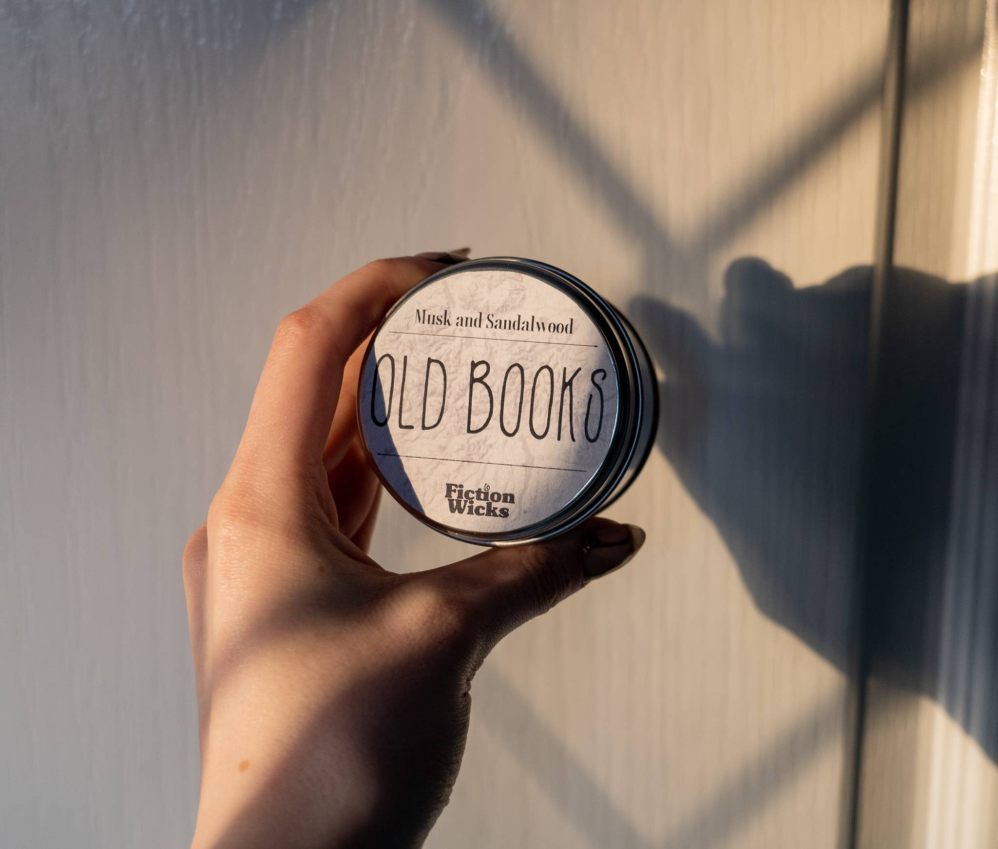 Fictionwicks - Venta al por mayor Velas en tarros - Velas y Cera Aromática Old Books para Amantes de los Libros | Vela de Almizcle y Sándalo1