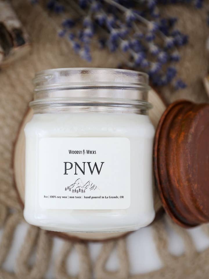 Pacific Northwest Soy Wax Candle - Knælende for engroshandel hos Woodsy Wicks