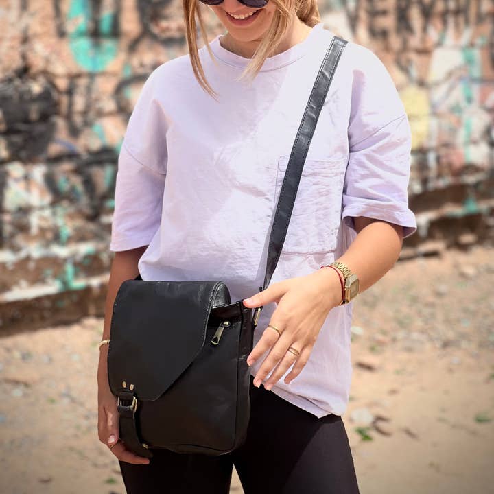 Berberwoolrug – wholesale Crossbody bag – Women's – Handmade Black Leather Crossbody Bag, Minimalist Purse2