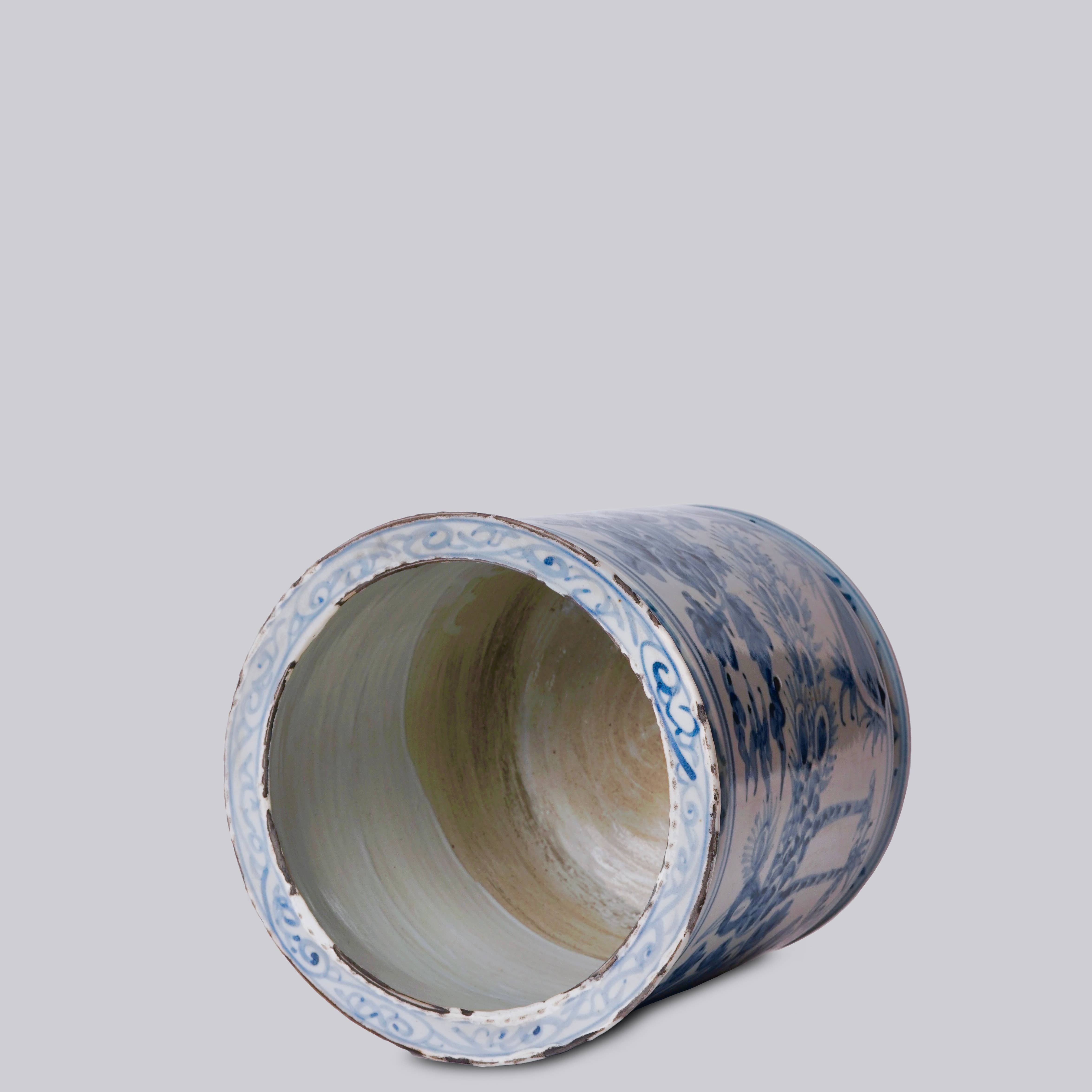 Cobalt Guild – wholesale Inomhuskruka – Rustik cachepot i blåvitt porslin med påfågelmotiv1