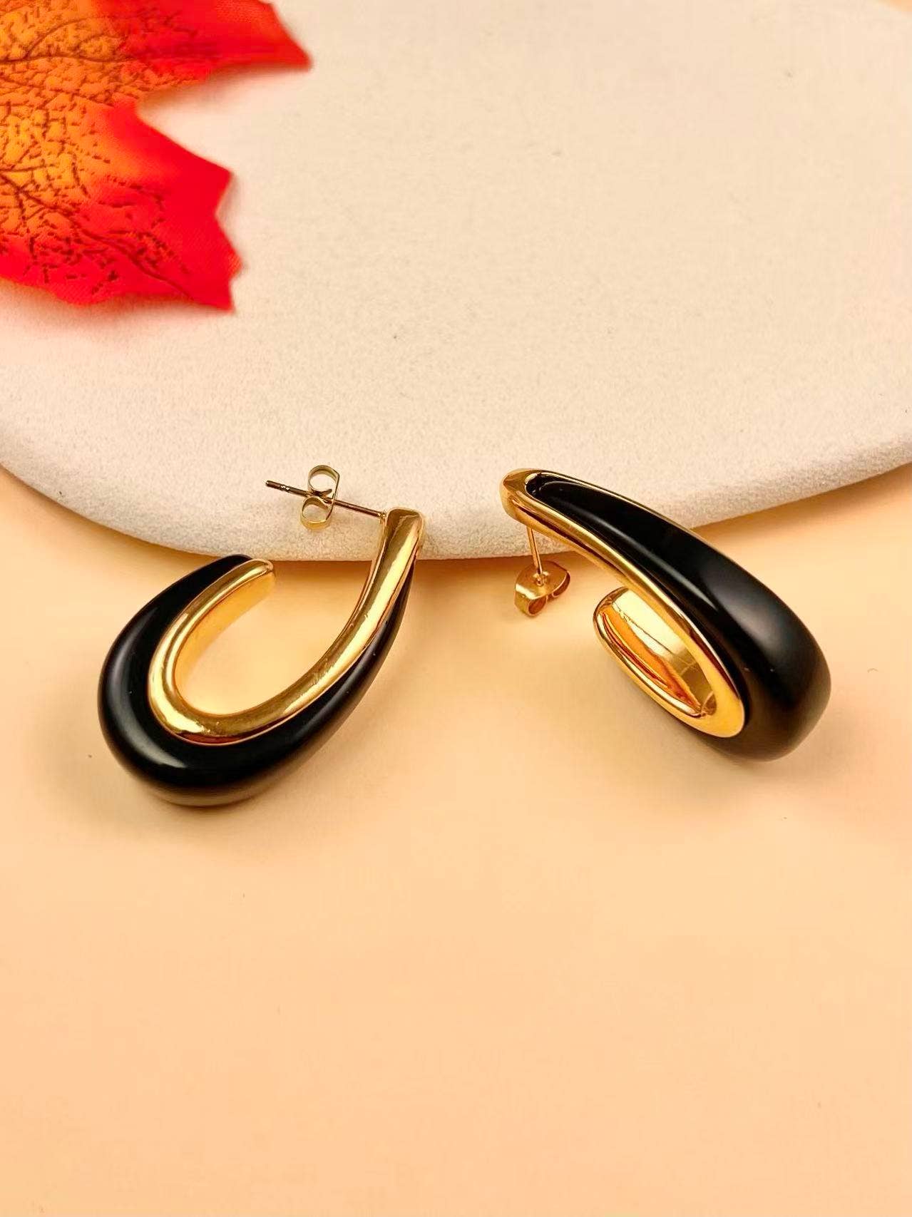 COSMOS – Großhandel Hoops – Elegante zeitgenössische Harz-Creolen aus Edelstahl3