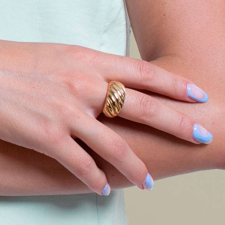 Anillo decorativo con forma de cúpula gruesa de inspiración vintage, chapado en oro de 18 quilates para venta al por mayor de outofoffice