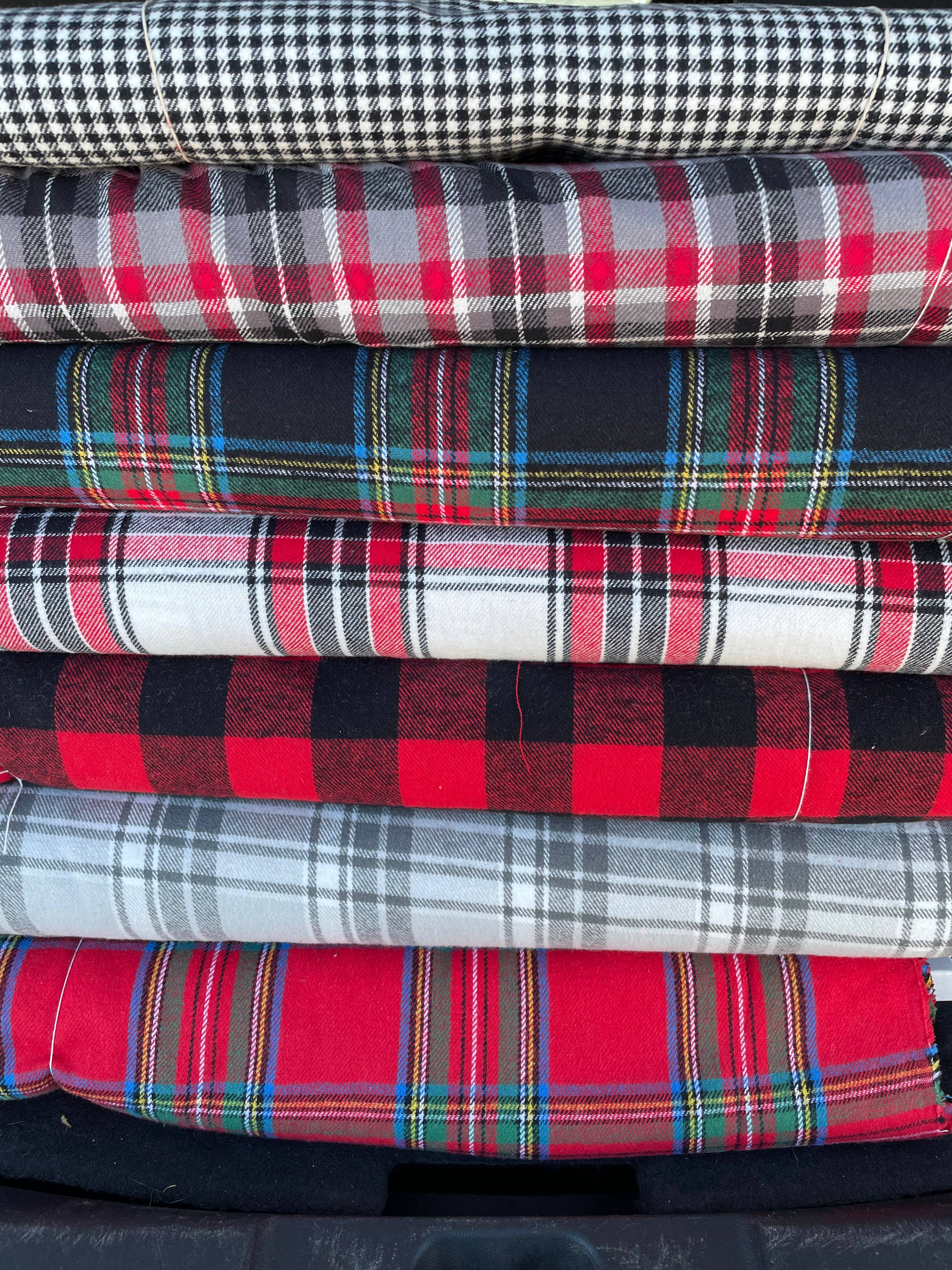 Rosemary's Baby M.E.K. - Vente Coussin décoratif - Oreiller de saison des fêtes en flanelle à carreaux avec arbre de Noël rembourré3