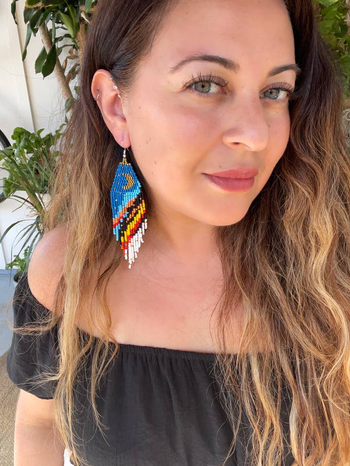 Boucles d'oreilles perlées à franges en forme de croissant de lune pour la vente par Pink and Silver