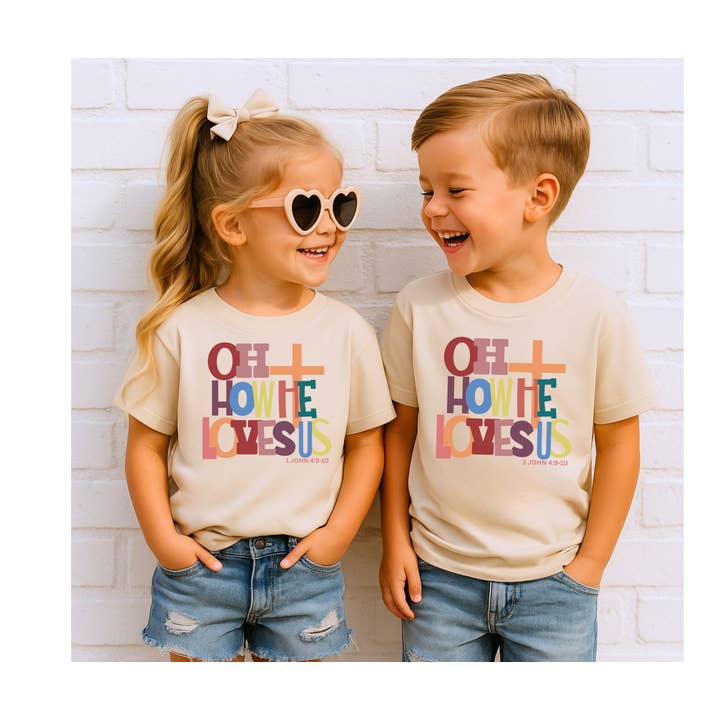 Oh Hoe Hij Van Ons Houdt Jeugd Geloof Grafisch T-shirt voor wholesale door J. Mack Designs