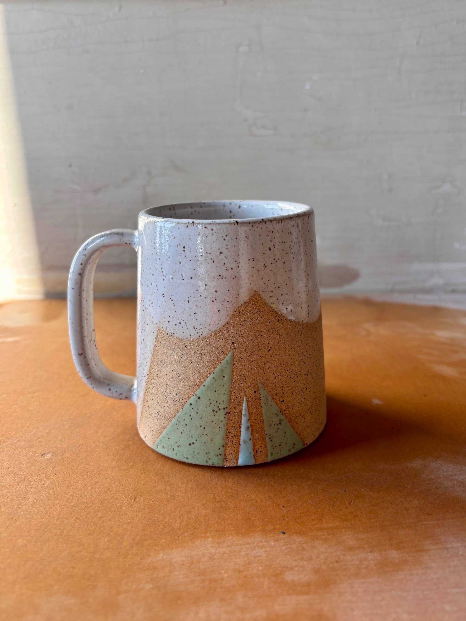 ROB Ceramics – wholesale Kaffekoppar – Handgjord keramikmugg med geometriskt triangelmotiv1