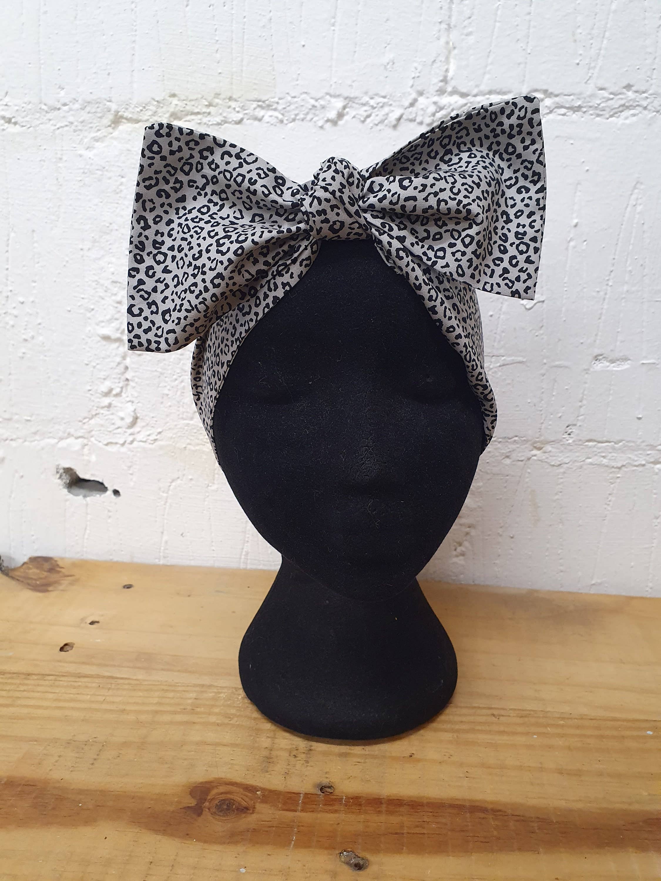 Aye Aye - Vente Foulard – femme - Épingle à cheveux Aye Aye motif fleur de lys noir et blanc3