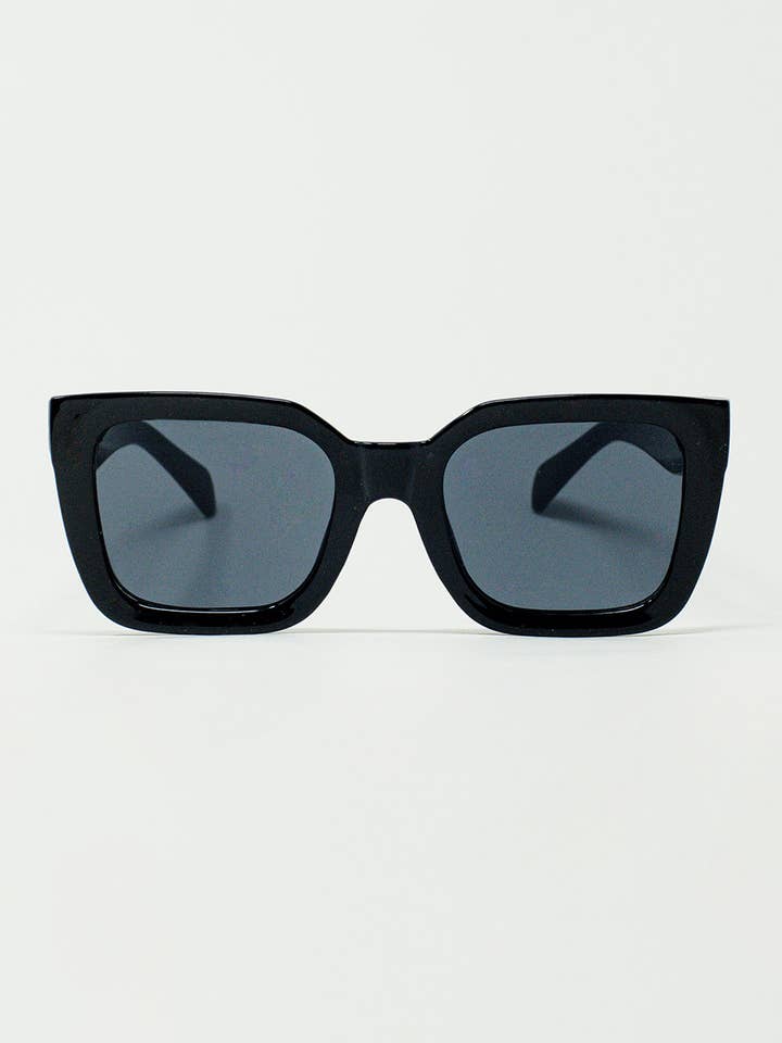 Squared Sunglasses With Dark Lenses in Black for wholesale by Q2—All Orders:Free Duties for the US,UK,and Canada