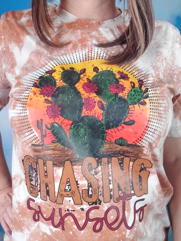 Maglietta Chasing Sunsets per la vendita all'ingrosso da parte di Wanderlust Designs Wholesale