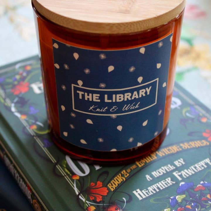 La bibliothèque (bougie de 12 onces) pour la vente par Knit & Wick