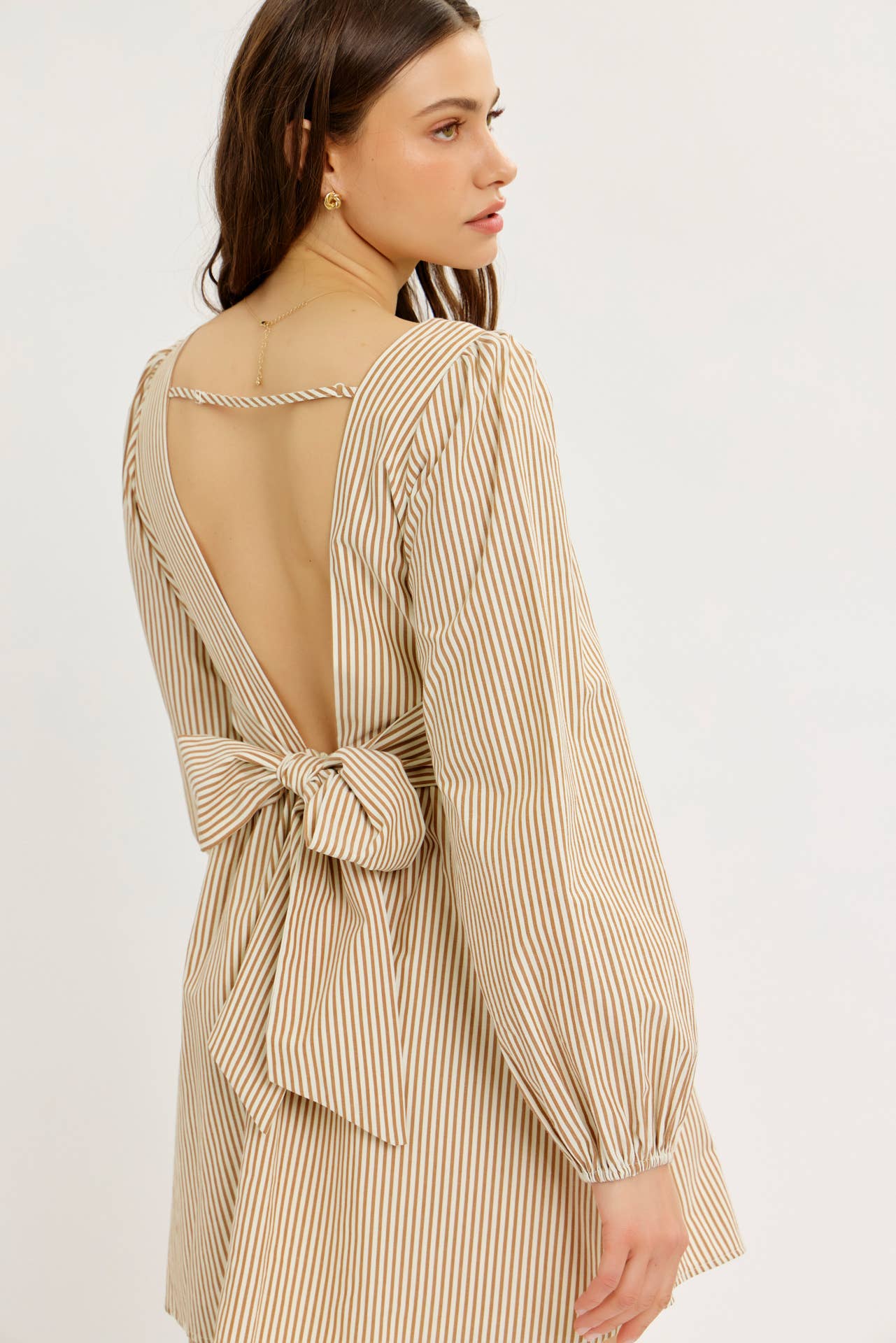 idem ditto - Vente Robe – femme - Mini-robe rayée charme avec dos ouvert dramatique et nœud oversize4