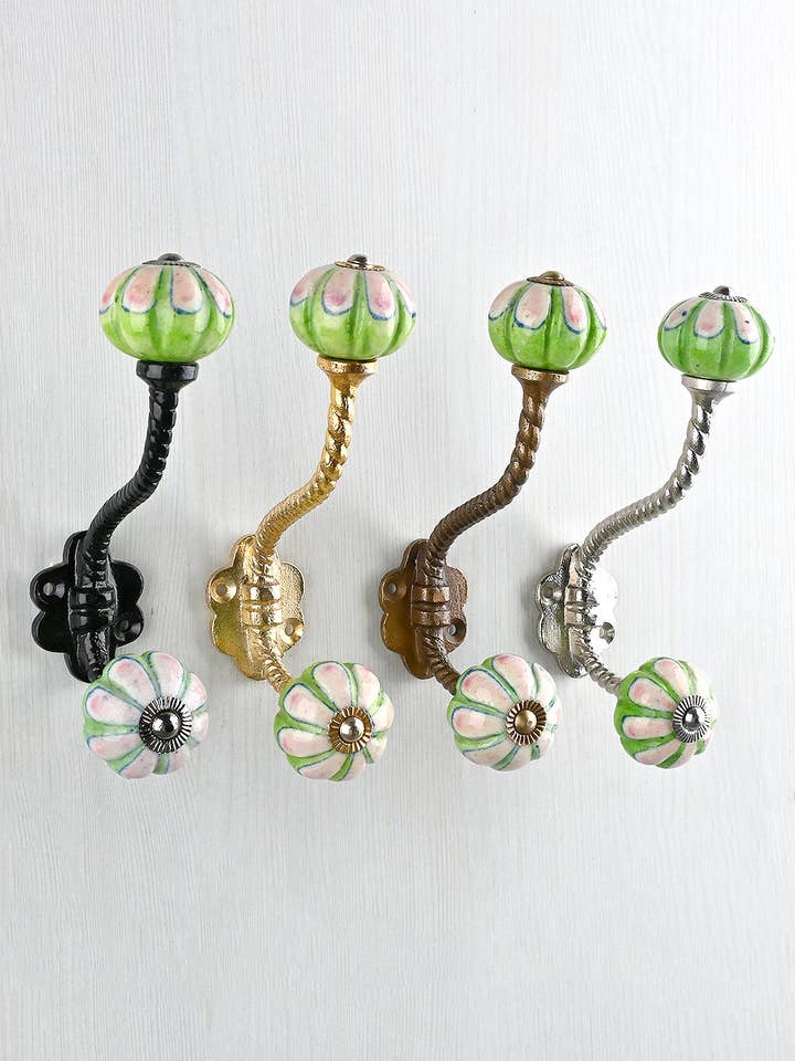 Handgemaakte blauwe keramische wandhaak met groene kap | Kleerhanger | Vintage wandhaak | Metalen wandhaken | Meubelhardhaken | Badhaken voor wholesale door KNOBCO