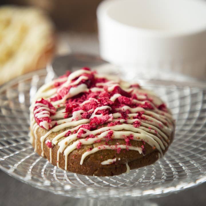 BISCUIT | MINI COOKIE - Matcha Tea, White Chocolate & Cranberries for wholesale by Cookiement