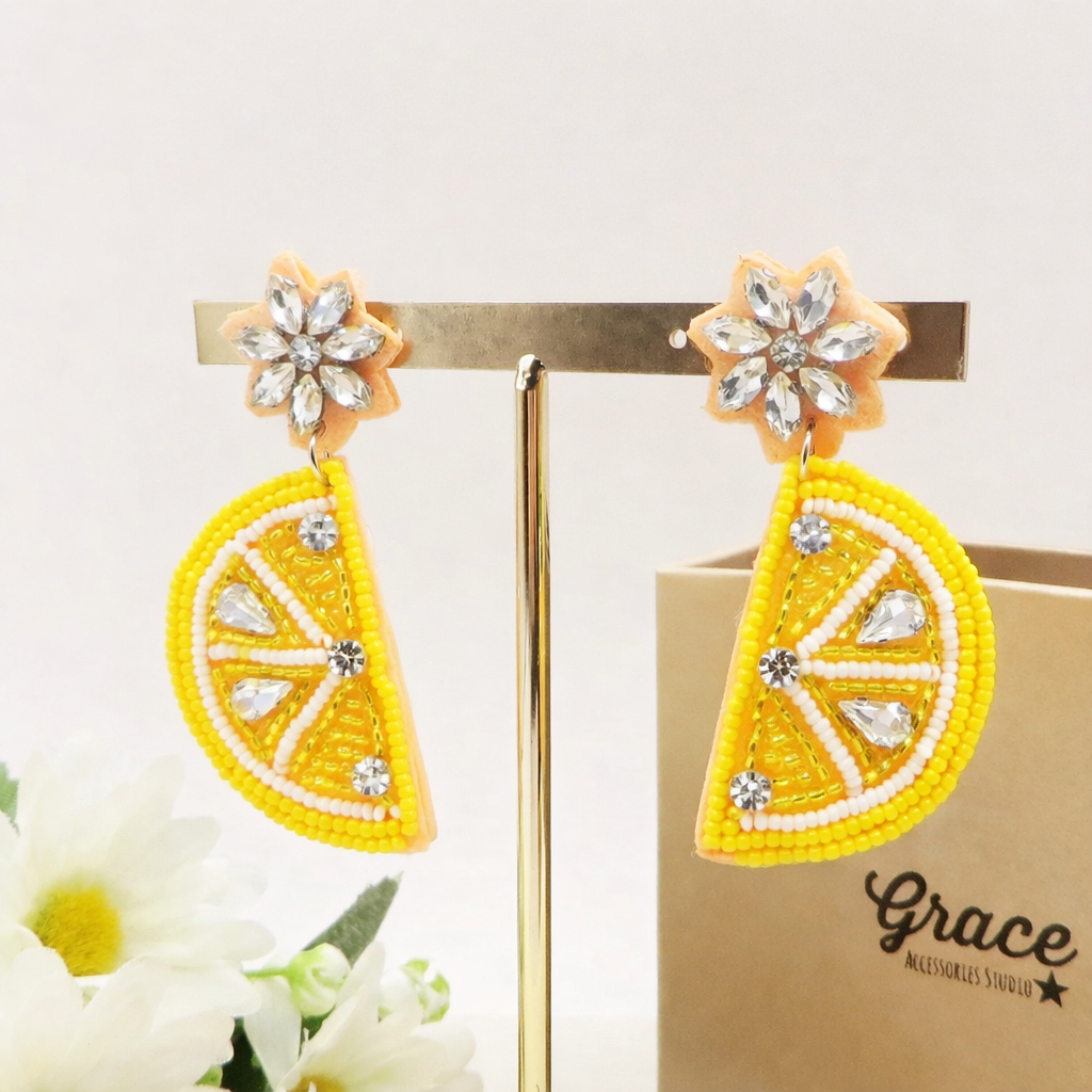 GIALLO LEMONS - Orecchini pendenti limoni XL ricamati con perline cristallo for wholesale on Faire0