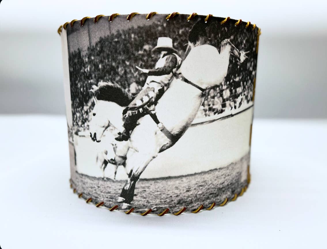 Red Dirt Ranch Clothing Company – wholesale Lampskärm – Lampskärm Legend Bronc Rider Chris LeDoux Stor 14-tum1