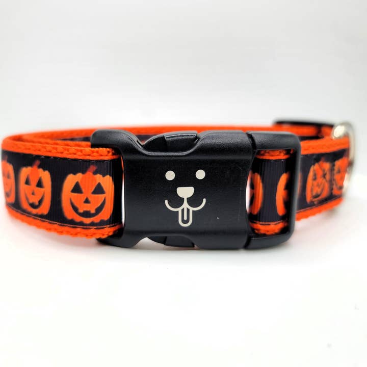 Collier Jack O'Lantern souriant de 1 po pour la vente par Scuttlebutt's Boutique