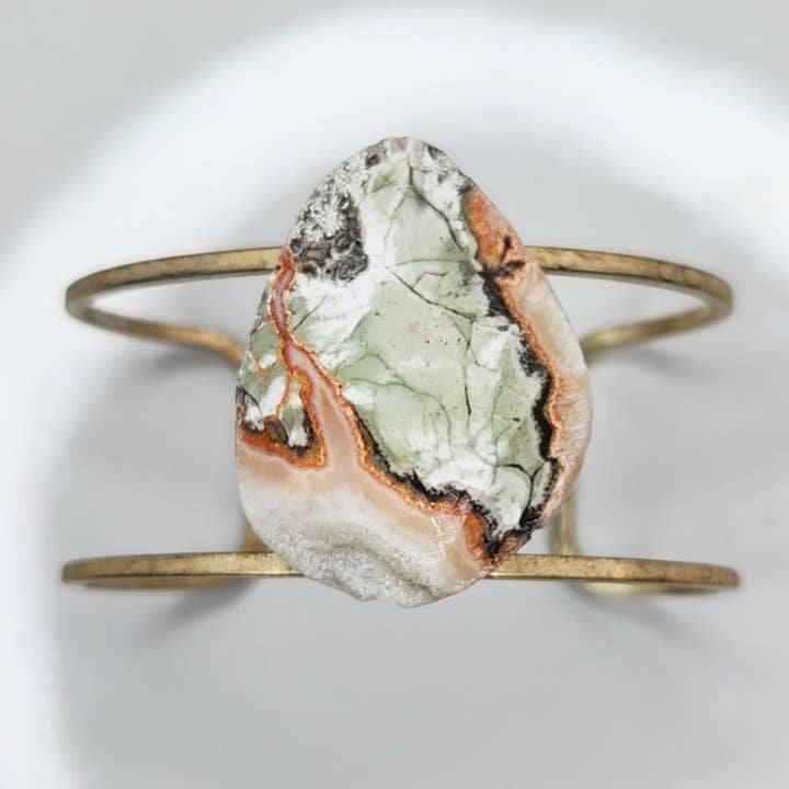 Jordnära naturlig svampjaspis och justerbart mässingsarmband för wholesale av Sara Sela Jewelry