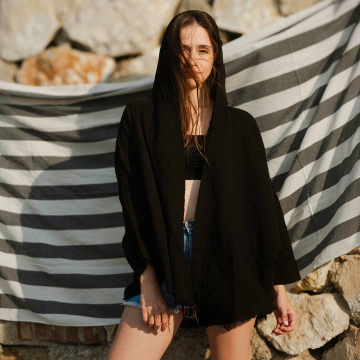 Chaqueta negra de muselina de doble gasa con capucha para venta al por mayor de Moa