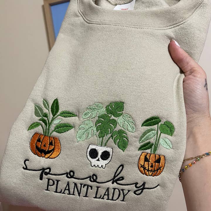 Basil & Burch – Engroshandel Sweatshirt - Dame – broderet sweatshirt med uhyggelig plantekvinde.0