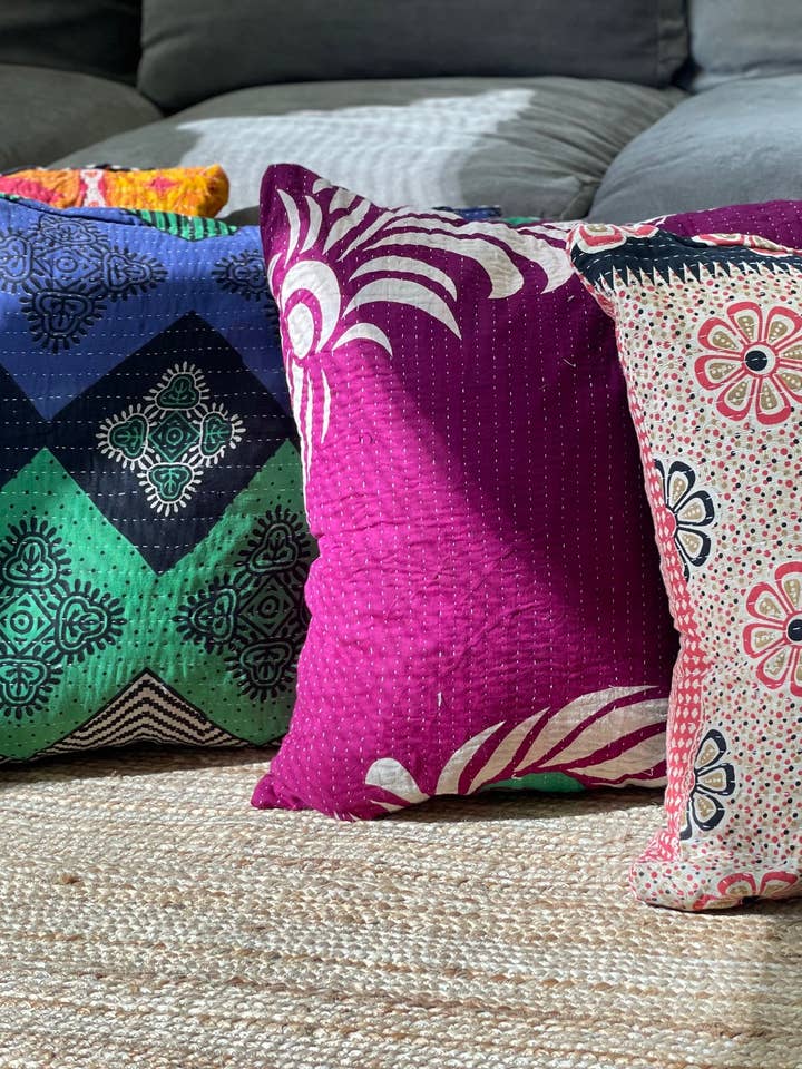 Lot de 12 housses de coussin Kantha vintage uniques en leur genre, 20 x 20 pouces pour la vente par Vintage Addiction