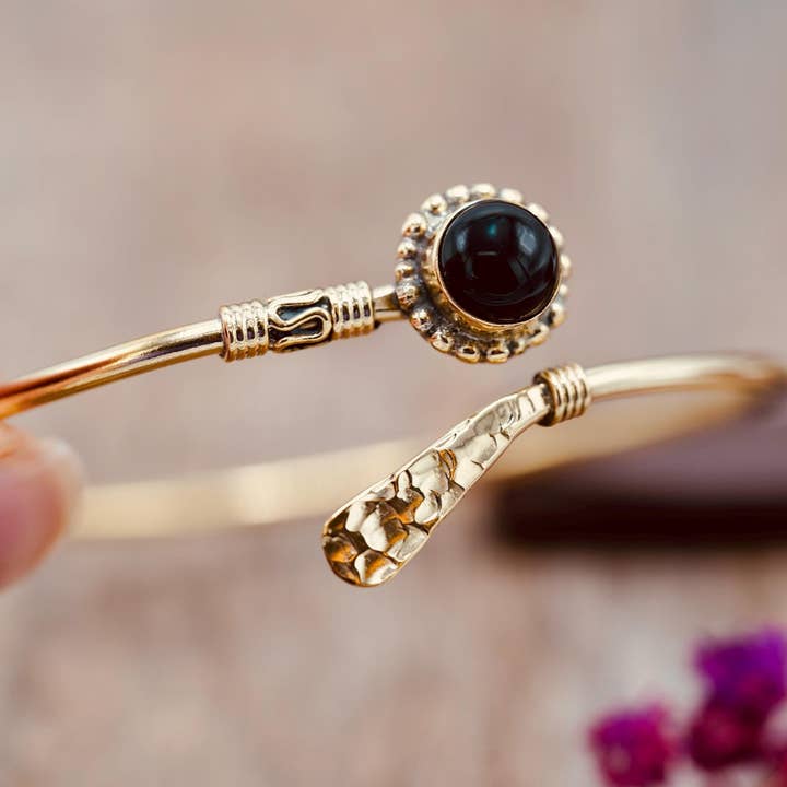 Svart onyx mässingsarmband - hamrat armband – boho-manchett med svart ädelsten – justerbart statement‑smycke som present till henne för wholesale av Kaali Boutique