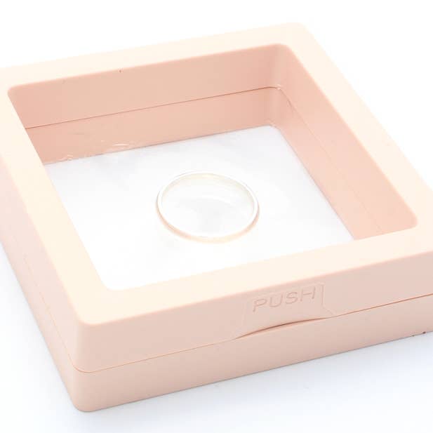 Inca UK – Großhandel Geschenkboxen – Hellrosa Kunststoff-PE-Folienbox mit Kartonhülle. 7x7x2,1 cm5