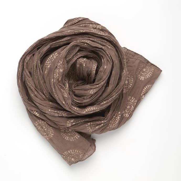 Surya-Umber Gold Metallischer Schal für den Großhandel von halo and swan