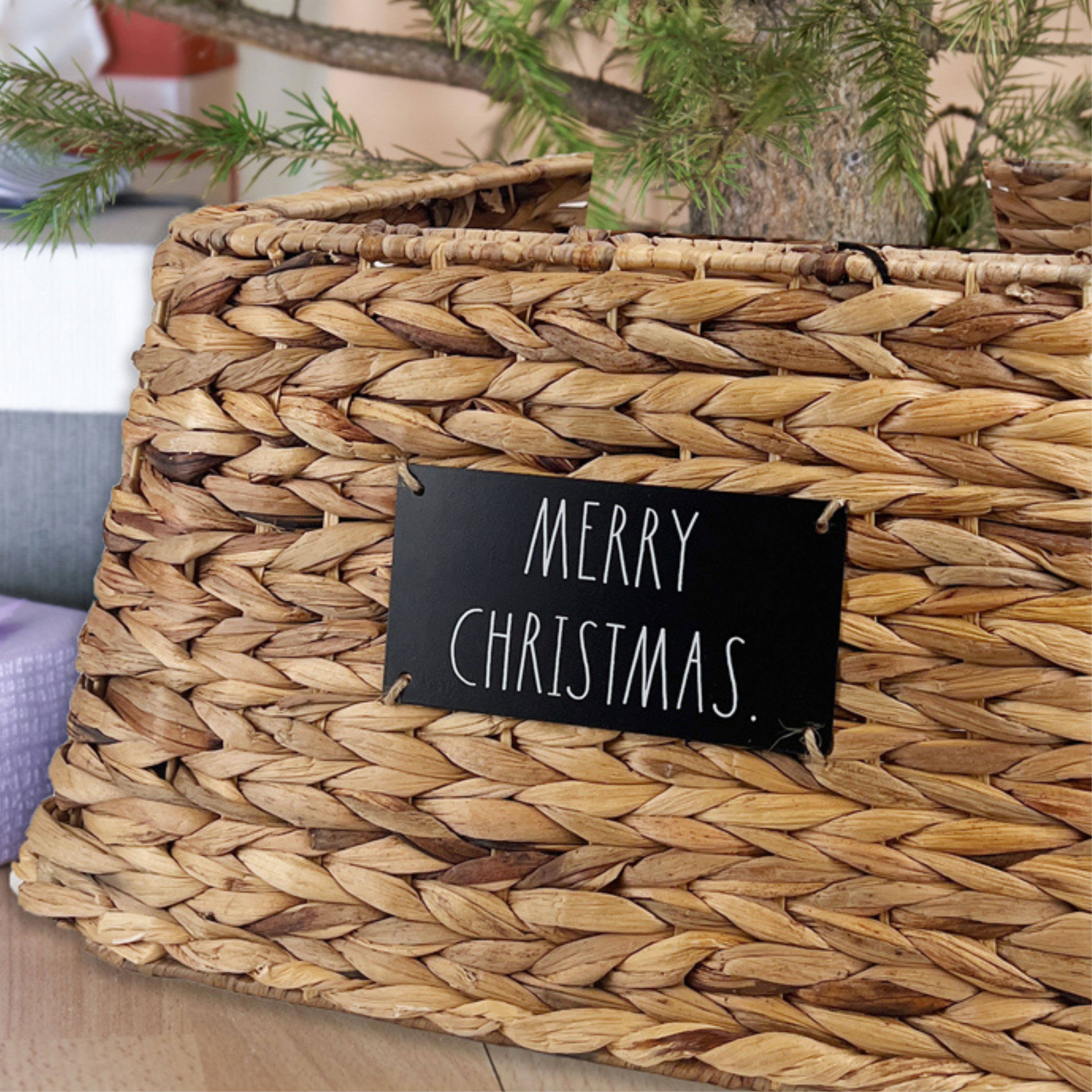 DesignStyles Home – wholesale Julgransmatta – Rae Dunn Fyrkantig Vävd Julgranskrage1